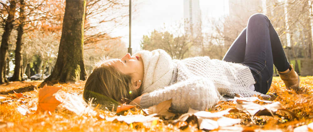 Femme allongé dans les feuilles - automne, ville