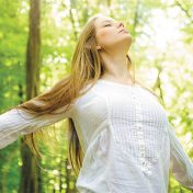 Femme respire dans une forêt - Triple Réchauffeur