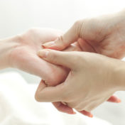 massage des mains pour prévenir les troubles de santé